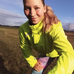 Franziska Berger in Sportkleidung im Freien verweis auf die Anfänge von kileba mit Fokus auf Bewegung und Training.